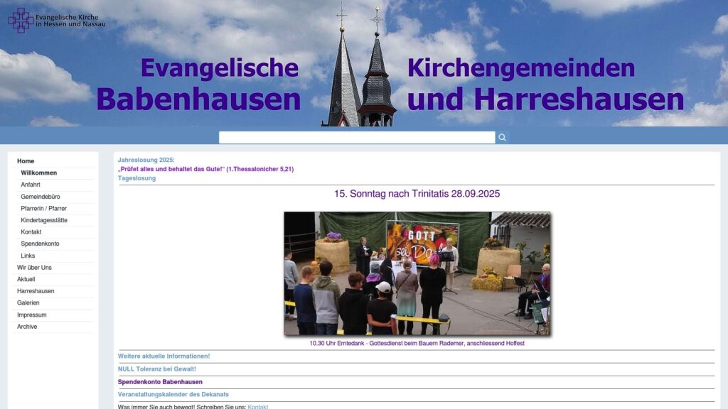 Website der Evangelischen Kirche Babenhausen und Harreshausen mit einem Foto einer kirchlichen Veranstaltung im Freien mit Menschen, Strohballen und einem Gott ist Da-Banner.