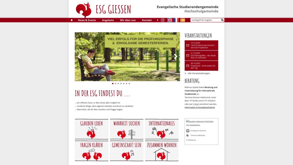 Eine Frau sitzt auf einer Parkbank und liest ein Buch. Die Kopfzeile und die Navigationsmenüs der ESG Gießen-Website sind sichtbar, darunter befinden sich Veranstaltungshinweise und Aktivitätssymbole.