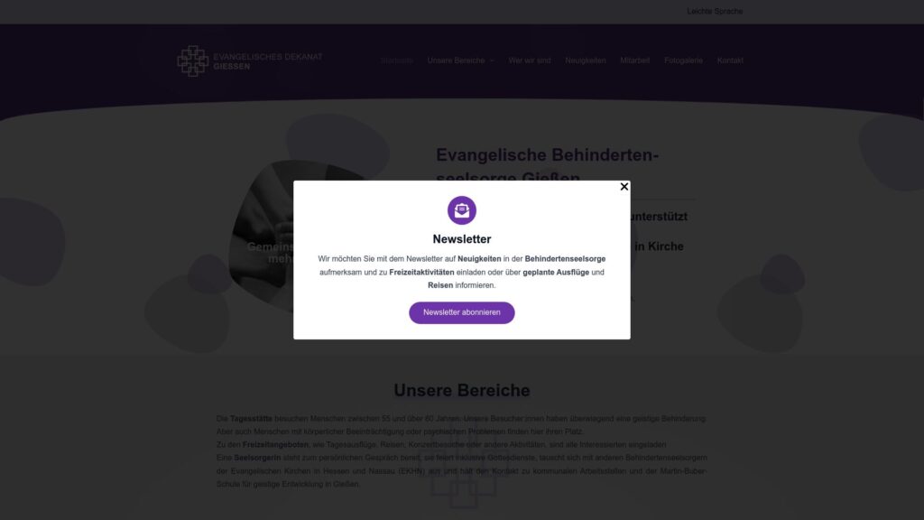 Auf einer Website der Evangelischen Behindertenseelsorge Gießen erscheint ein Pop-up-Fenster für eine Newsletter-Anmeldung, das den Inhalt der Homepage teilweise verdeckt.