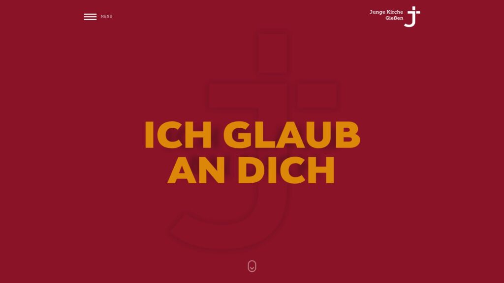 Der gelbe Text ICH GLAUB AN DICH steht mittig auf einem roten Hintergrund mit einem schwachen Kreuzsymbol. Ein kleines Logo und ein Menüsymbol befinden sich in den Ecken.