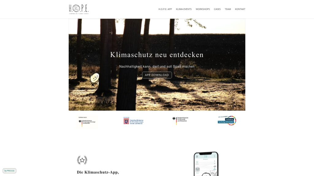 Eine sonnenbeschienene Waldszene mit hohen Bäumen und durchdringendem Licht, überlagert mit einem deutschen Text über die Entdeckung des Klimaschutzes und einem App-Download-Button.