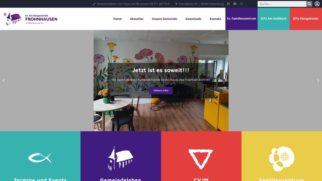 Homepage der Ev. Kirchengemeinde Frohnhausen, mit einem zentralen Foto eines Raumes mit floraler Wandgestaltung, bunten Stühlen und Küchenbereich.