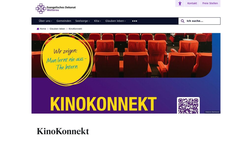 Website-Banner für KinoKonnekt mit roten Kinositzen, einem runden Text Wir zeigen: Man lernt nie aus - The Intern, und einem gelben KinoKonnekt-Titel auf lila Hintergrund.