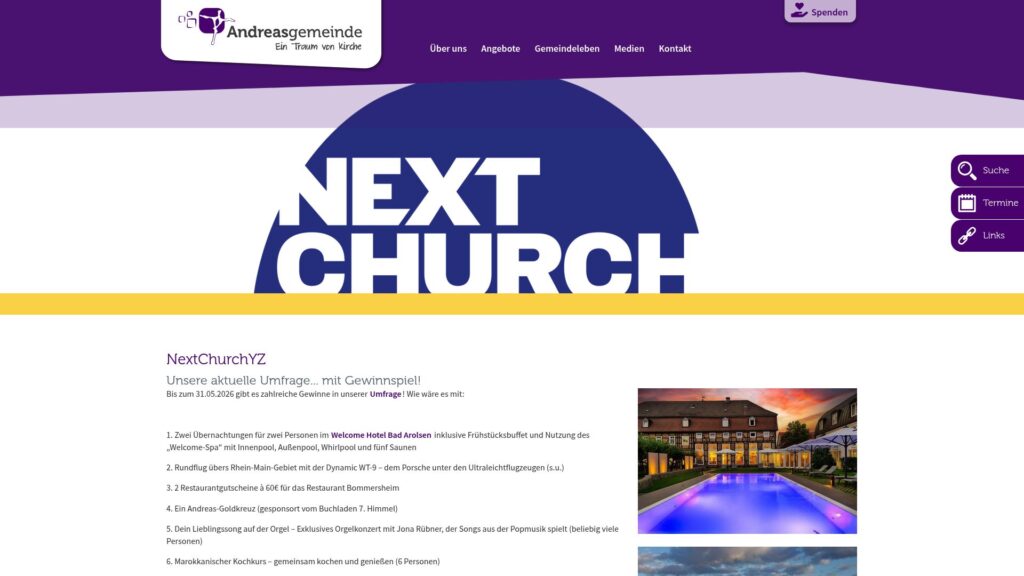 Screenshot der Website mit NEXT CHURCH in großer Schrift, einem Navigationsmenü, Schaltflächen für die Suche und soziale Netzwerke sowie Bildern eines Hotels und eines Swimmingpools unter den Veranstaltungsdetails.