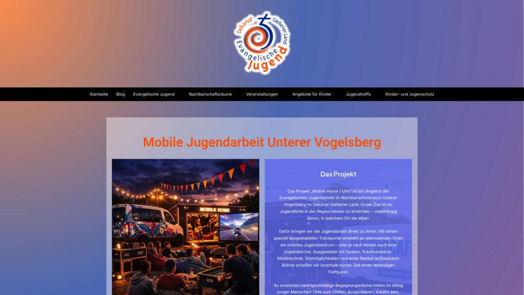 Screenshot einer Website der Mobilen Jugendarbeit Unterer Vogelsberg mit Logo, Speisekarte und Bildern von Jugendaktivitäten unter Lichterketten.