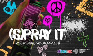 Eine Hand hält eine Dose mit der Aufschrift „Light Spray“ vor einer Wand im Graffiti-Stil, die mit bunten Peace-Zeichen, Herzen, Katzen und Kreuzen verziert ist. Der Text lautet: (S)PRAY IT. DEINE STIMMUNG, DEINE WÄNDE...