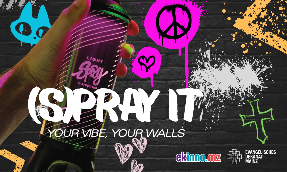 Eine Hand hält eine Dose mit der Aufschrift „Light Spray“ vor einer Wand im Graffiti-Stil, die mit bunten Peace-Zeichen, Herzen, Katzen und Kreuzen verziert ist. Der Text lautet: (S)PRAY IT. DEINE STIMMUNG, DEINE WÄNDE...